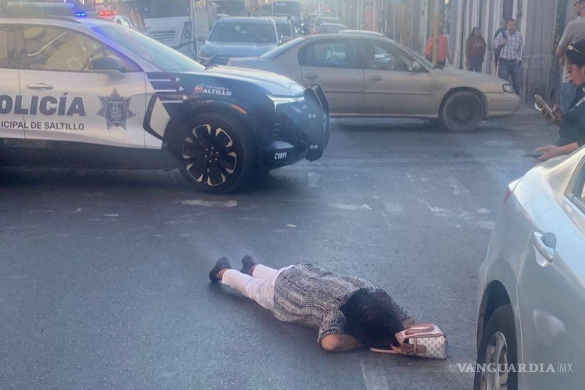 Camión urbano embiste a una mujer, en Saltillo