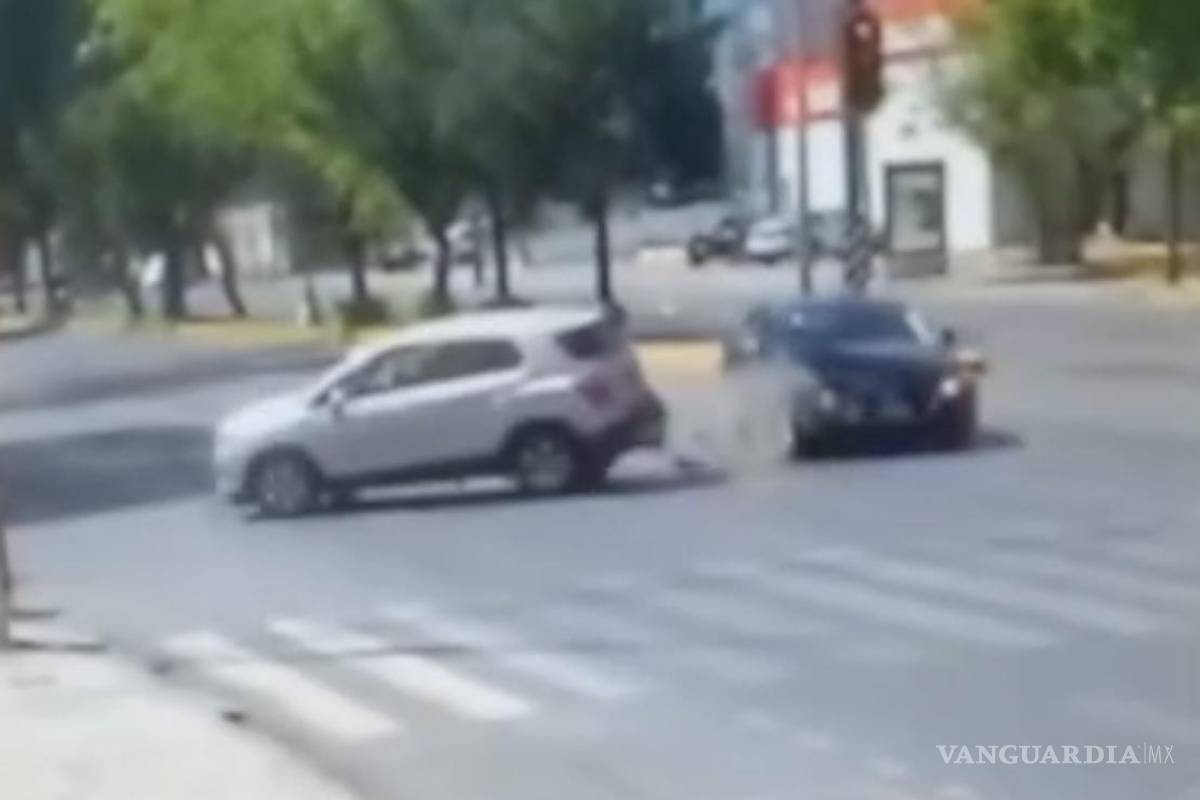 Saltillo: imprudente conductora provoca choque al pasarse la luz roja en pleno V. Carranza (VIDEO)