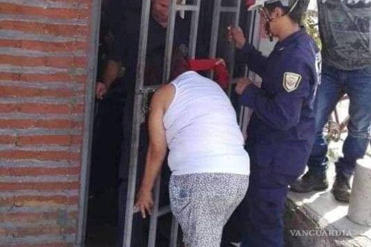 Por chismosa quedó atorada, quería espiar dentro de una casa