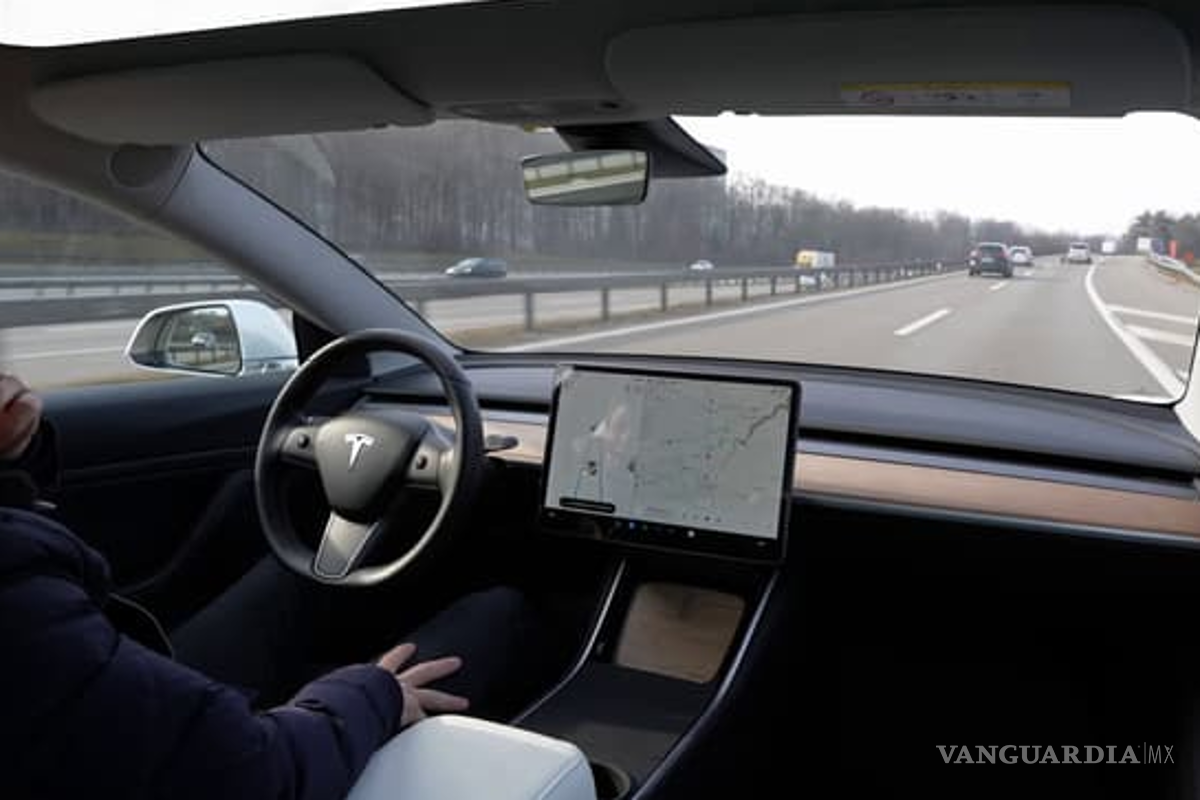 Tesla admite que Autopilot puede ser peligroso, revisará 2 millones de autos