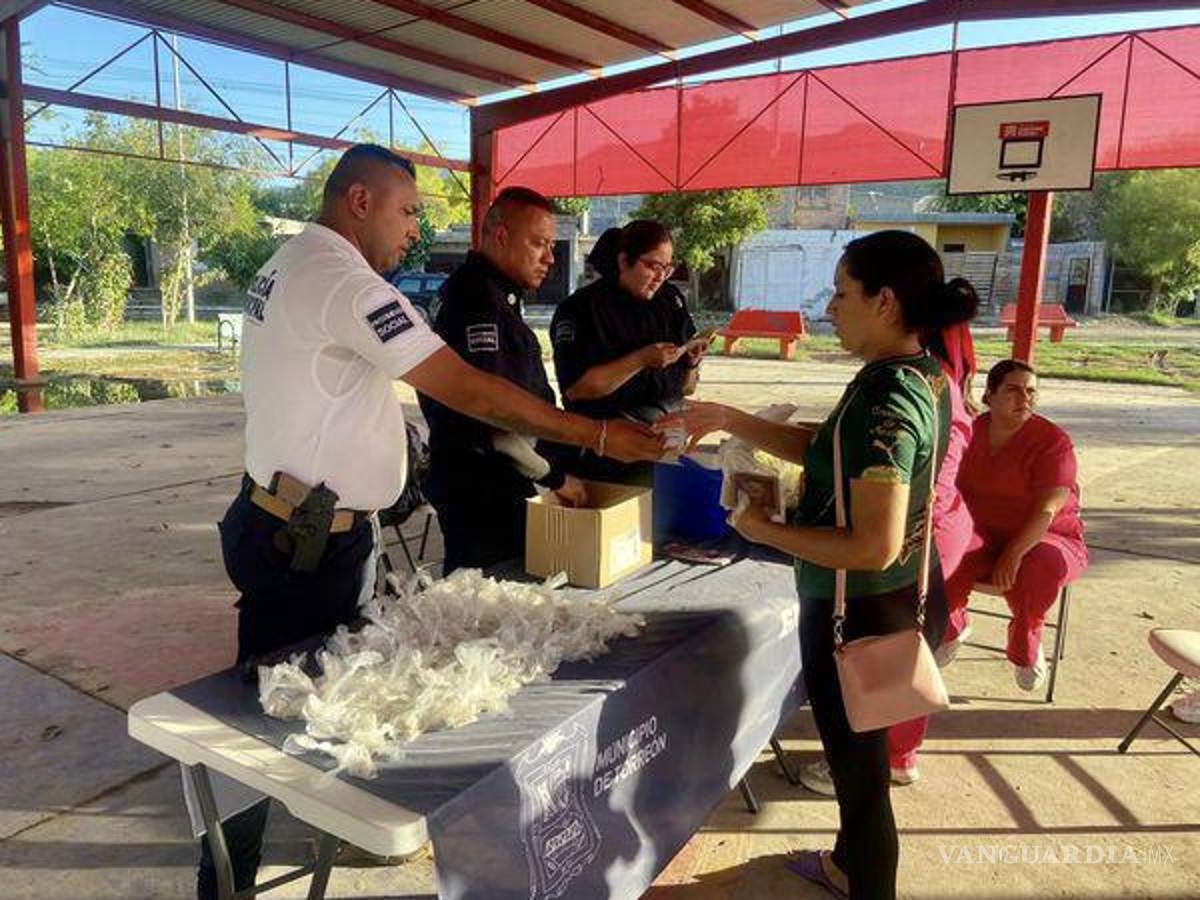 $!En acto de apoyo, oficiales entregaron desde agua y víveres, a insumos para fumigación y limpieza.