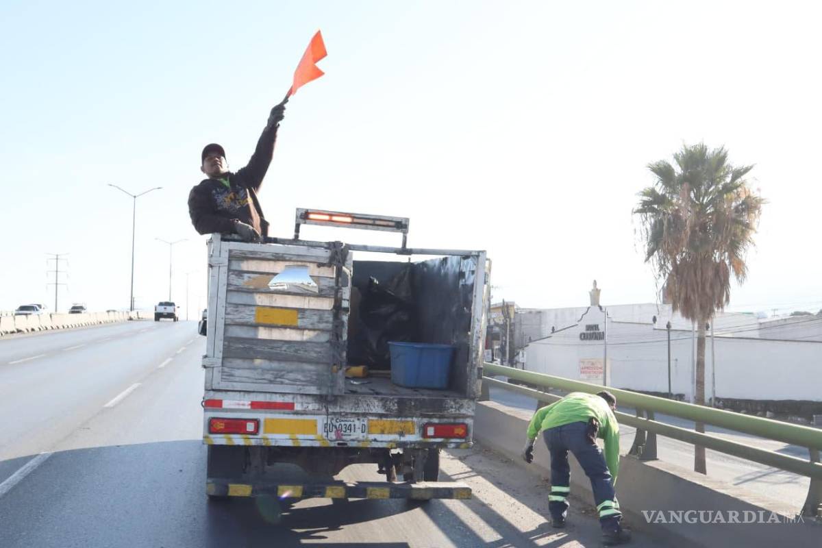 $!El Gobierno de Saltillo reforzó la rehabilitación del alumbrado público y la limpieza en vialidades como el bulevar Fundadores para mejorar la seguridad vial.