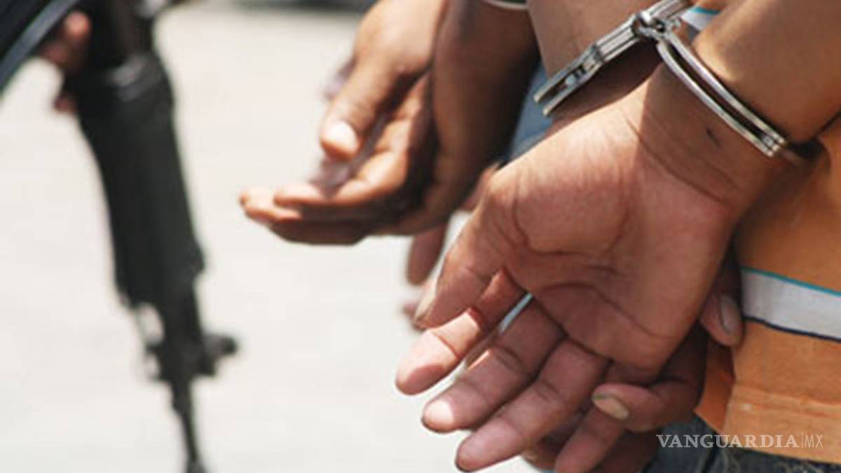 Los detienen por circular en camioneta robada y agreden a policías en Saltillo