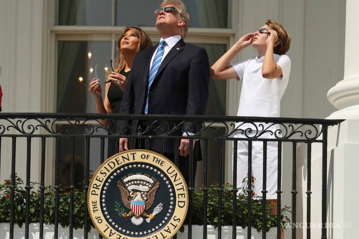 Trump observa el eclipse solar... sin gafas