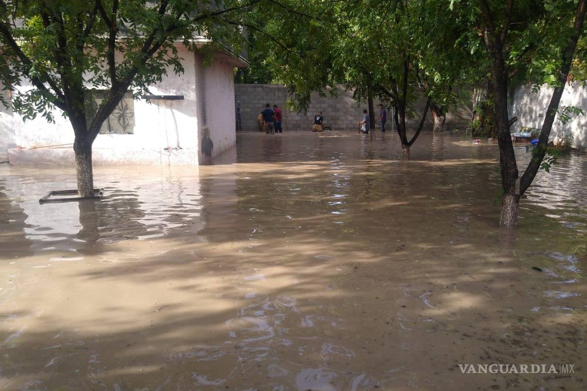 Parras: Los Martínez ven su casa vuelta un lago