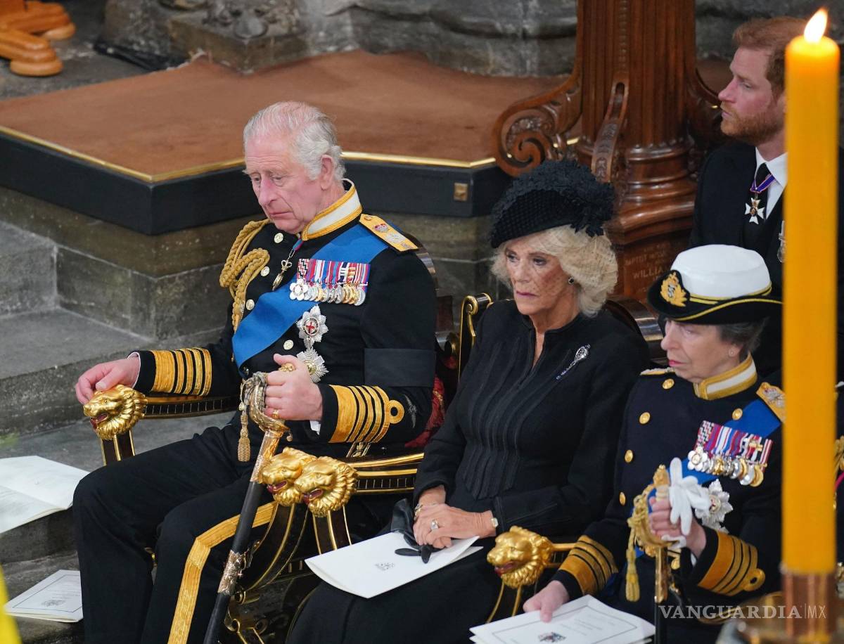 $!El rey Carlos III, Camila la reina consorte y la princesa Ana frente al ataúd de la reina Isabel II en el funeral en la Abadía de Westminster en el centro de Londres.