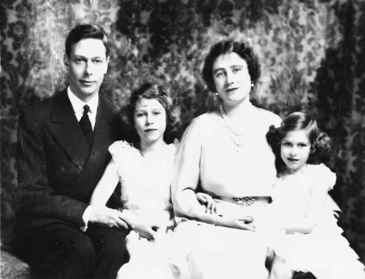 $!Imagen de 1937, el rey Jorge VI y la reina Isabel de Gran Bretaña con sus dos hijas, la princesa Isabel, al centro, y la princesa Margarita.