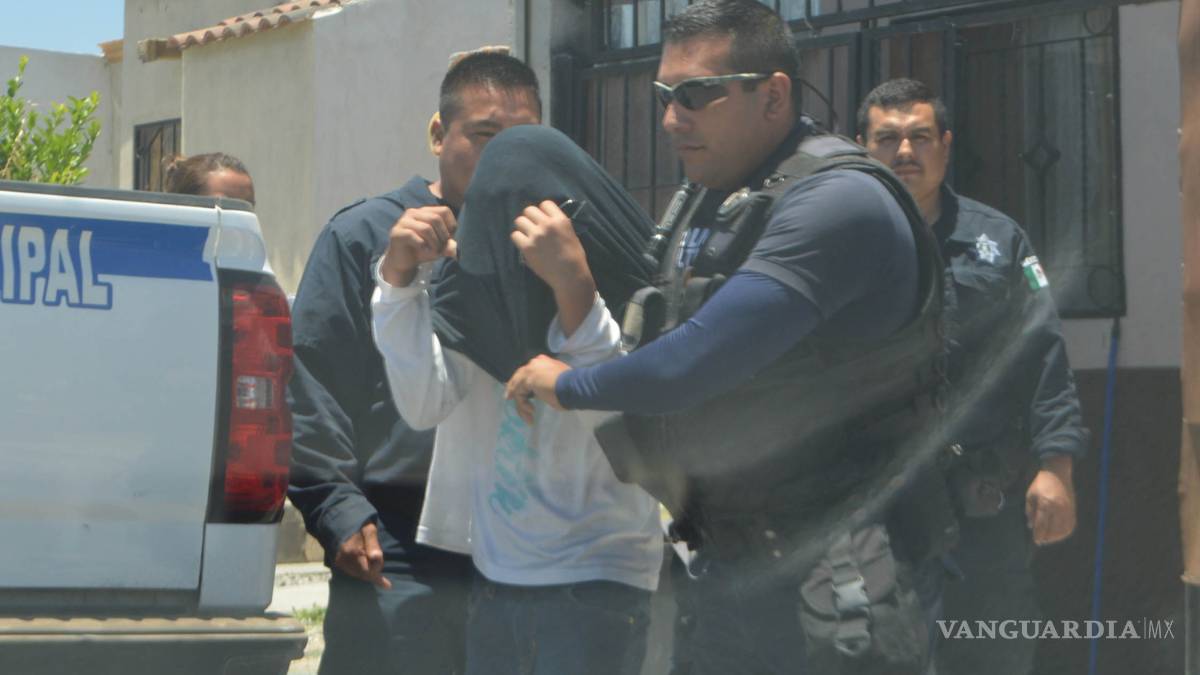 Mamá atrapa a menor escondido debajo de la cama de su hija