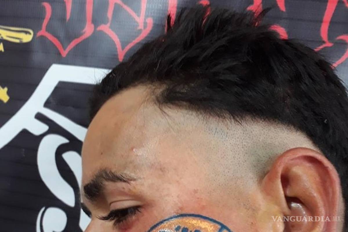 Demuestra su fanatismo al extremo: ¡En Saltillo, aficionado se tatúa escudo del América en el rostro!