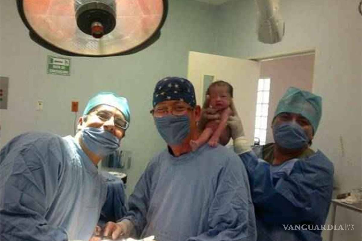 Identifican a médicos que se tomaron foto con recién nacido