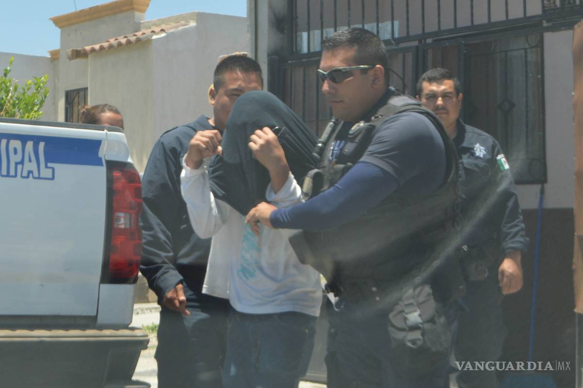 Mamá atrapa a menor escondido debajo de la cama de su hija