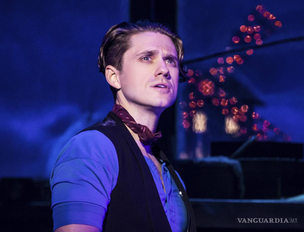 $!En esta imagen difundida por Boneau/Bryan-Brown, Aaron Tveit en Moulin Rouge! The Musical. AP/Matthew Murphy/Boneau/Bryan-Brown
