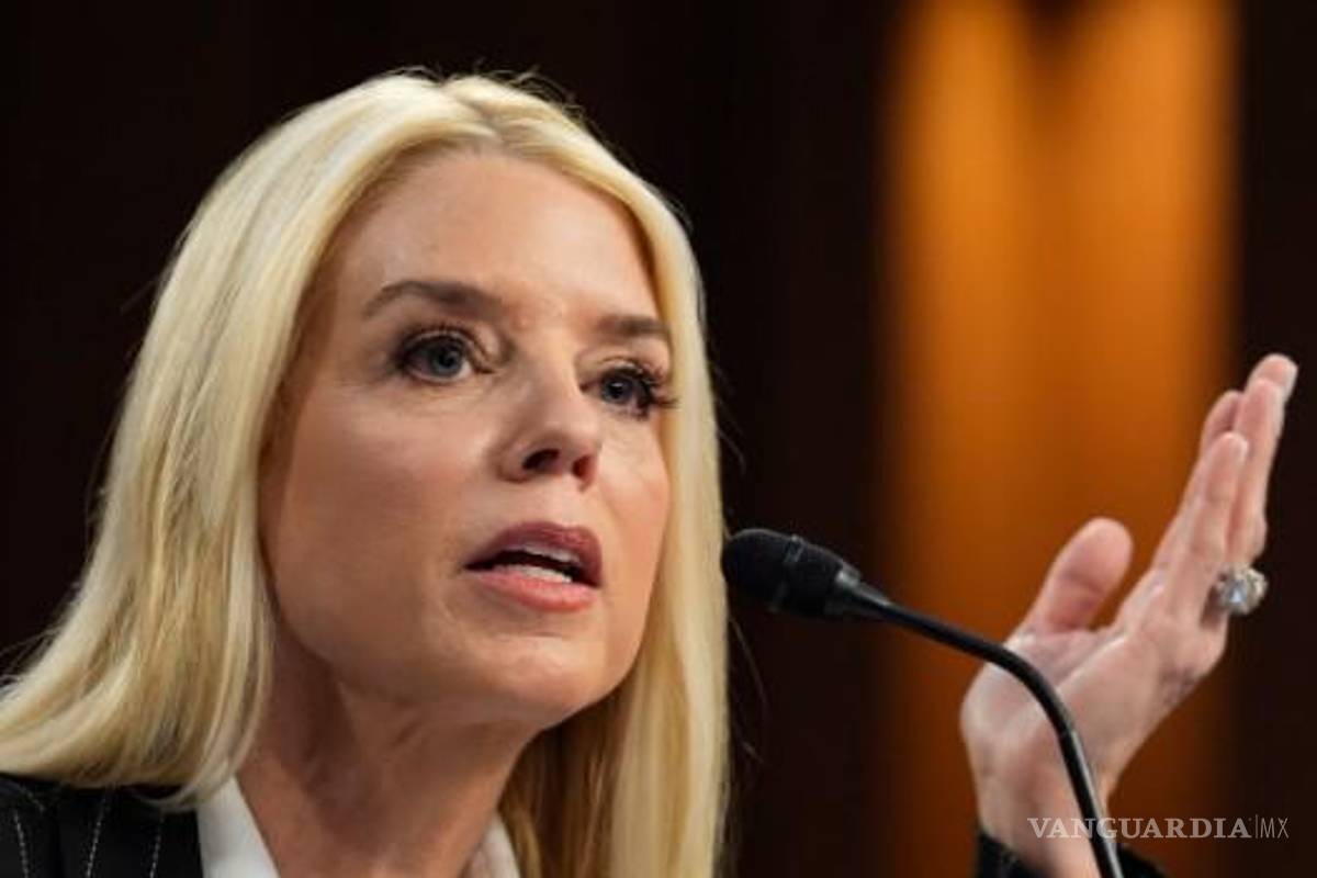 Critican que Pam Bondi, fiscal general de EU, ignoró por completo los archivos de Epstein