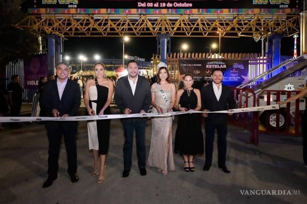 $!El alcalde Carlos Villarreal Pérez encabezó el corte de listón en el estadio Kikapoo Lucky Eagle.