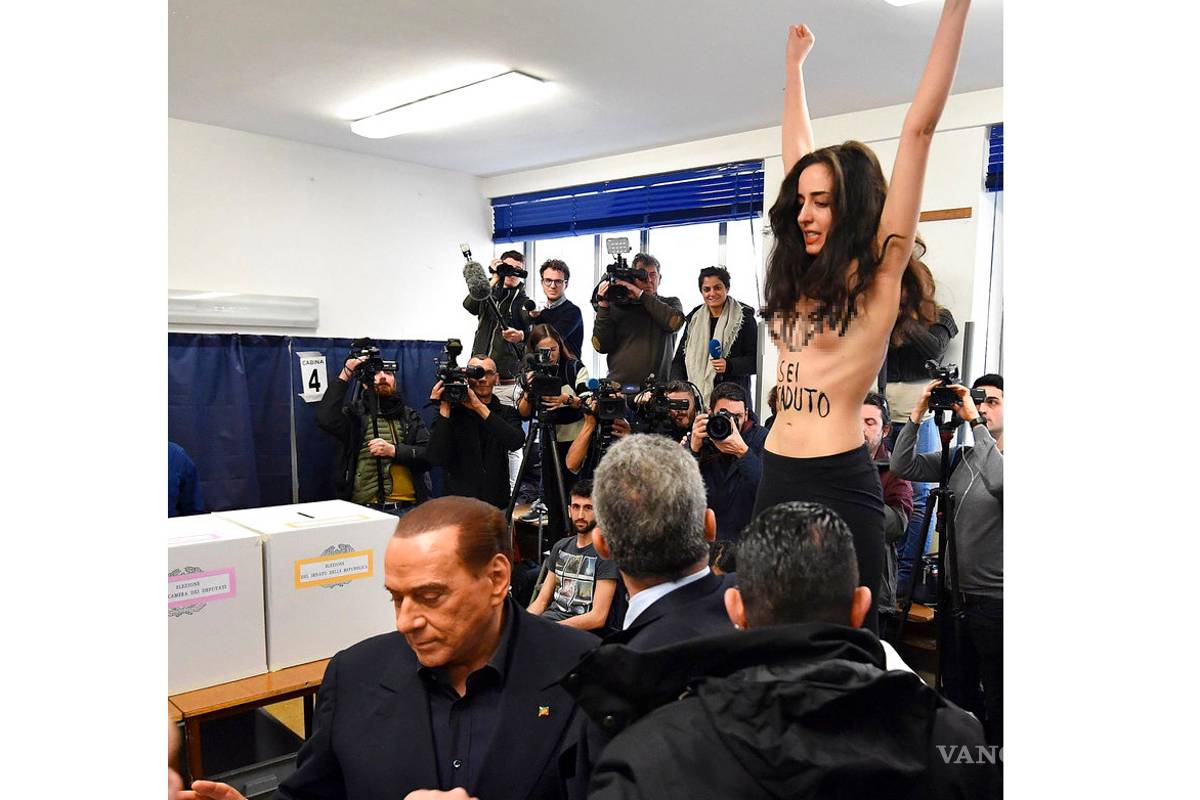 Activista de Femen sin camiseta interrumpe a Berlusconi en su votación