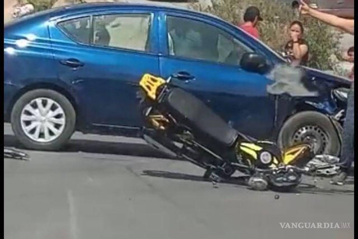 Saltillo: motociclista se estrella contra vehículo y queda grave (video)