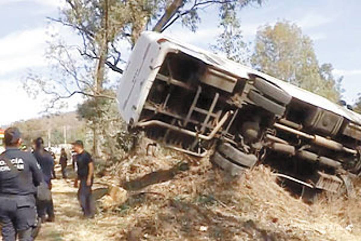 Camión con 20 custodios se vuelca