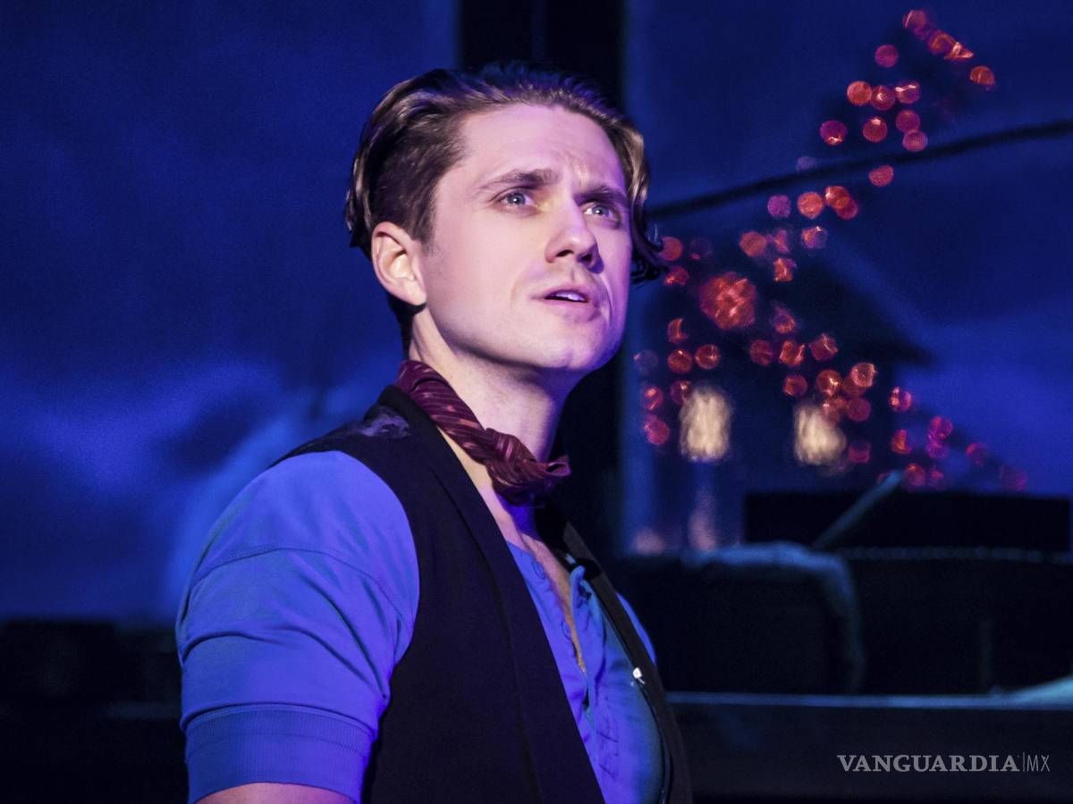 $!En esta imagen difundida por Boneau/Bryan-Brown, Aaron Tveit en Moulin Rouge! The Musical. AP/Matthew Murphy/Boneau/Bryan-Brown