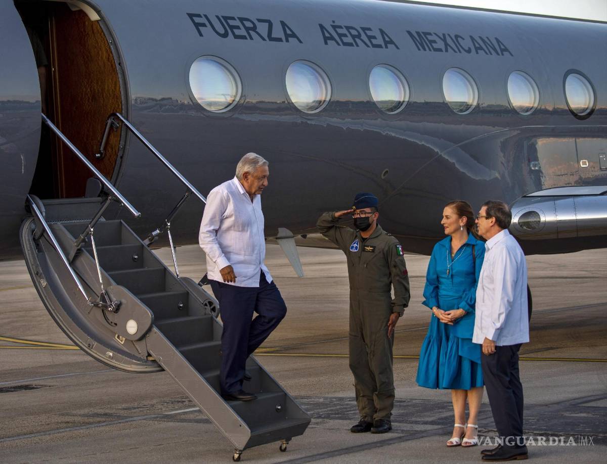$!El presidente mexicano, que llegó en un avión militar, no hizo declaraciones.
