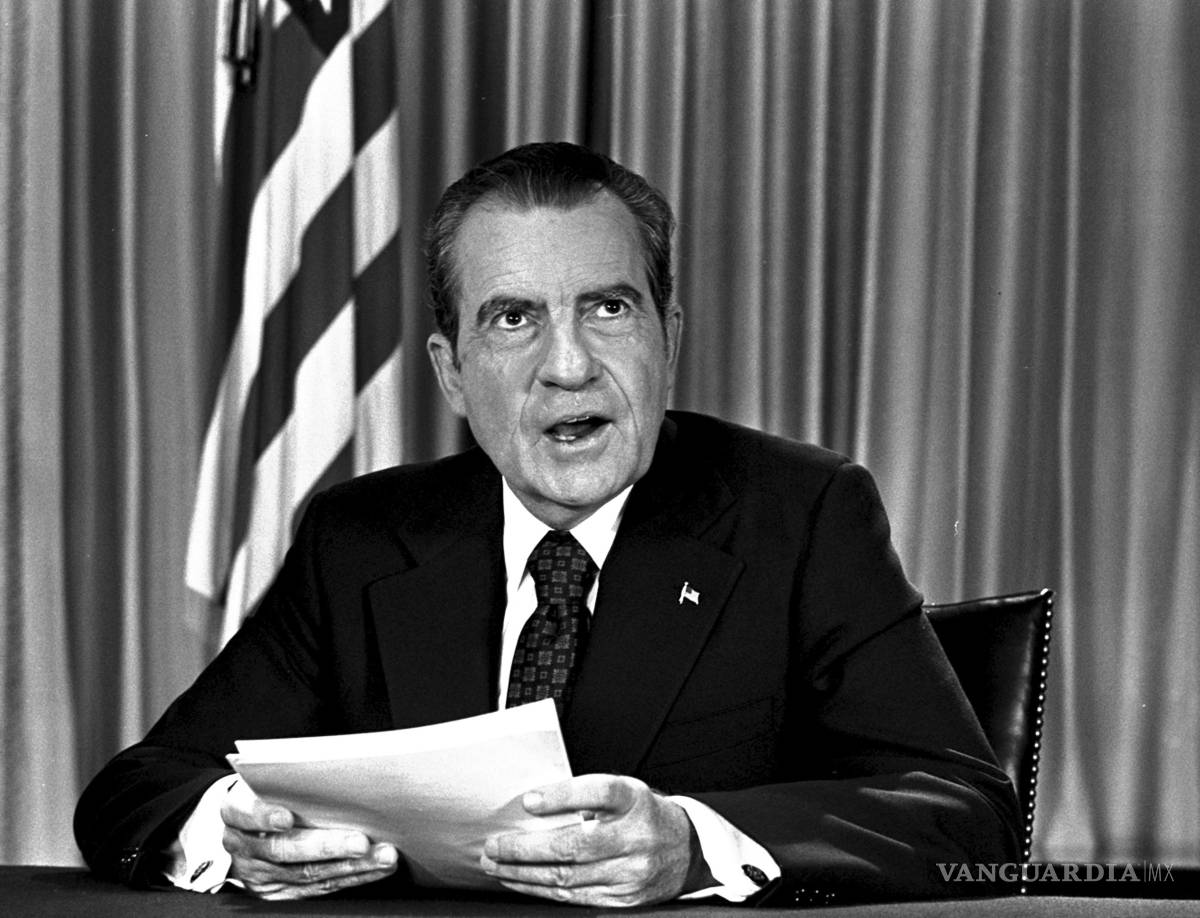 $!El presidente Richard Nixon en su oficina de la Casa Blanca el 16 de agosto de 1973, tras pronunciar un mensaje televisivo a nivel nacional sobre el caso Watergate.