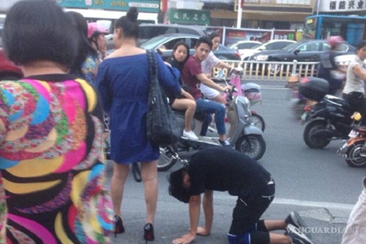 $!Mujer es captada paseando a su novio como perro