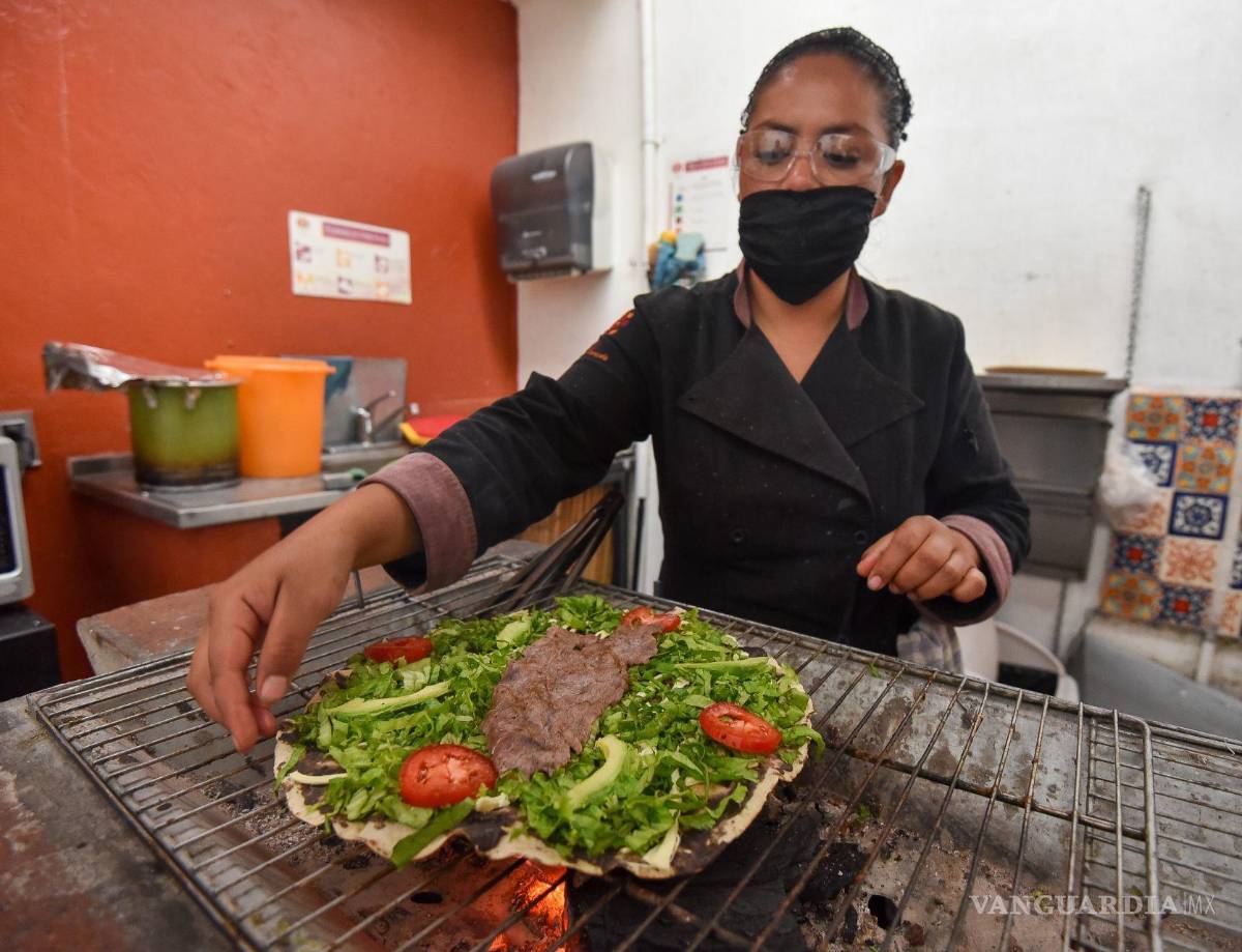 $!En el AIFA se vendieron tlayudas de entre 35 a 40 pesos, lo que se convirtió en tendencia en redes sociales.