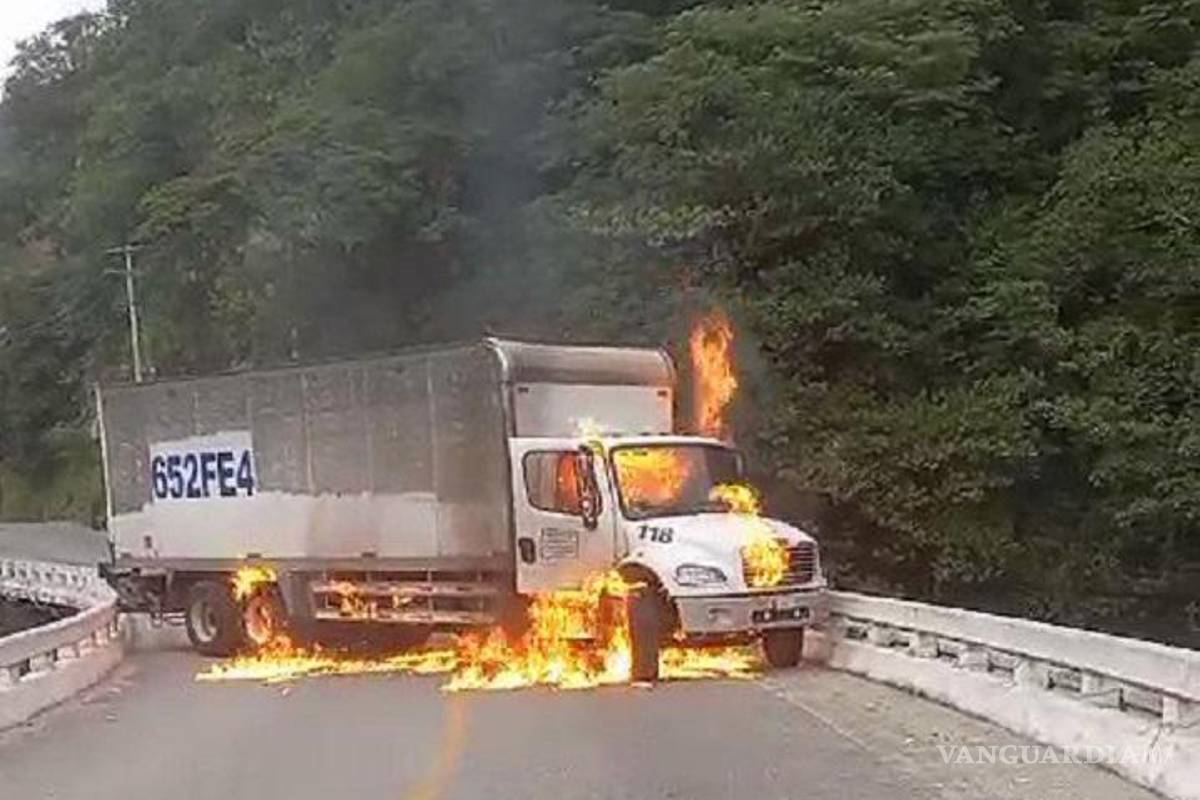Incendian camión en protesta por el secuestro de una maestra en Chiapas