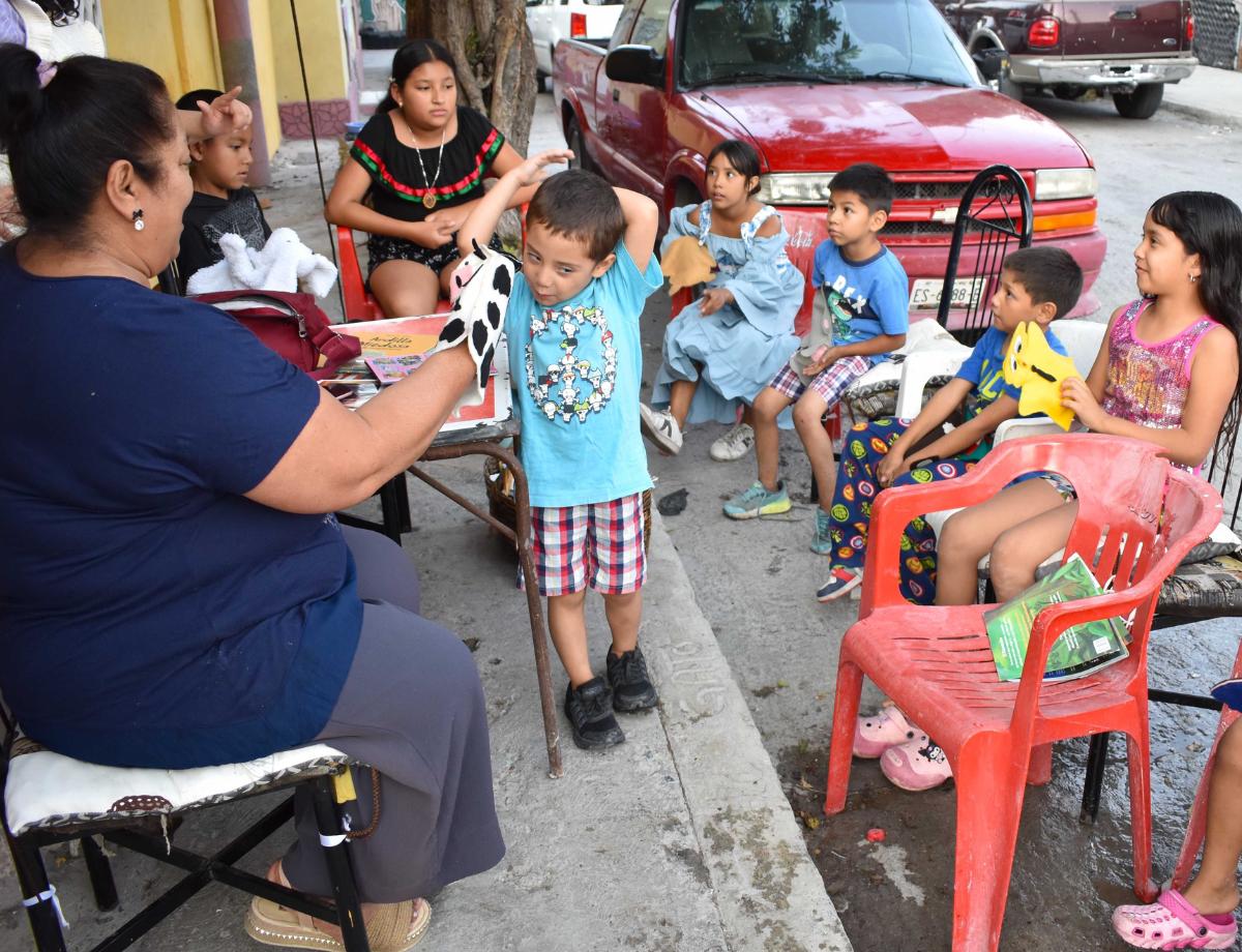 $!Unas 20 niñas y niños de la colonia El Tanquecito forman parte de la Sala de Lectura que dirige Paty García. Se reúnen cada jueves por la tarde. Las edades van de los cuatro a los 14 años. Las actividades incluyen material didáctico para que la lectura se vea como algo atractivo, y no cono una imposición.