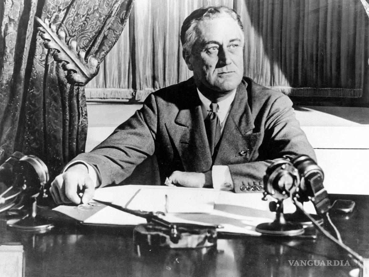 $!El presidente Franklin D. Roosevelt pronuncia su primera Charla junto a la chimenea por la radio, el 12 de marzo de 1933, en Washington.