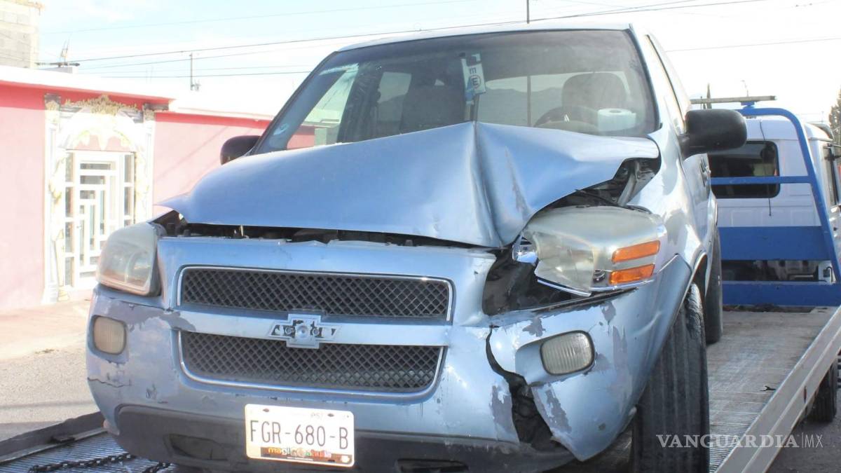 Madre pierde el control de su vehículo y choca contra ‘tiendita’ en Saltillo