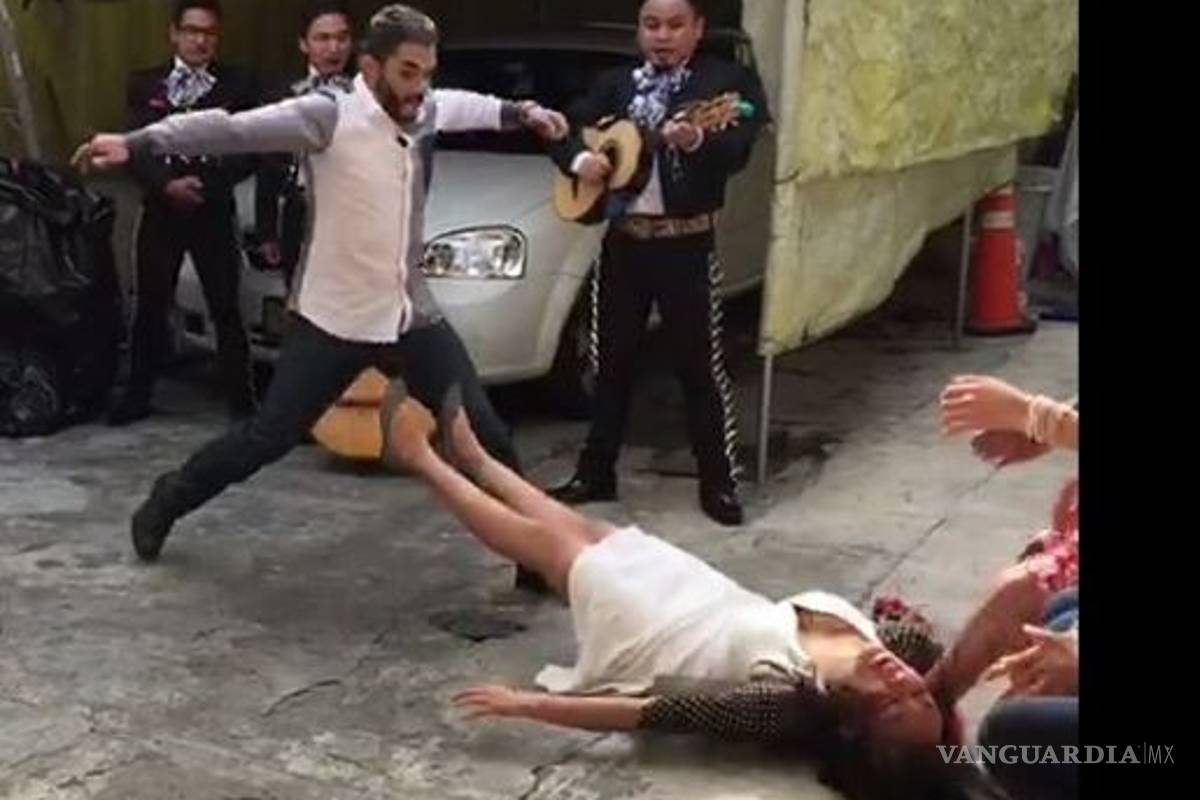 #LadyCompromiso: Se desmaya cuando su novio le da anillo de compromiso