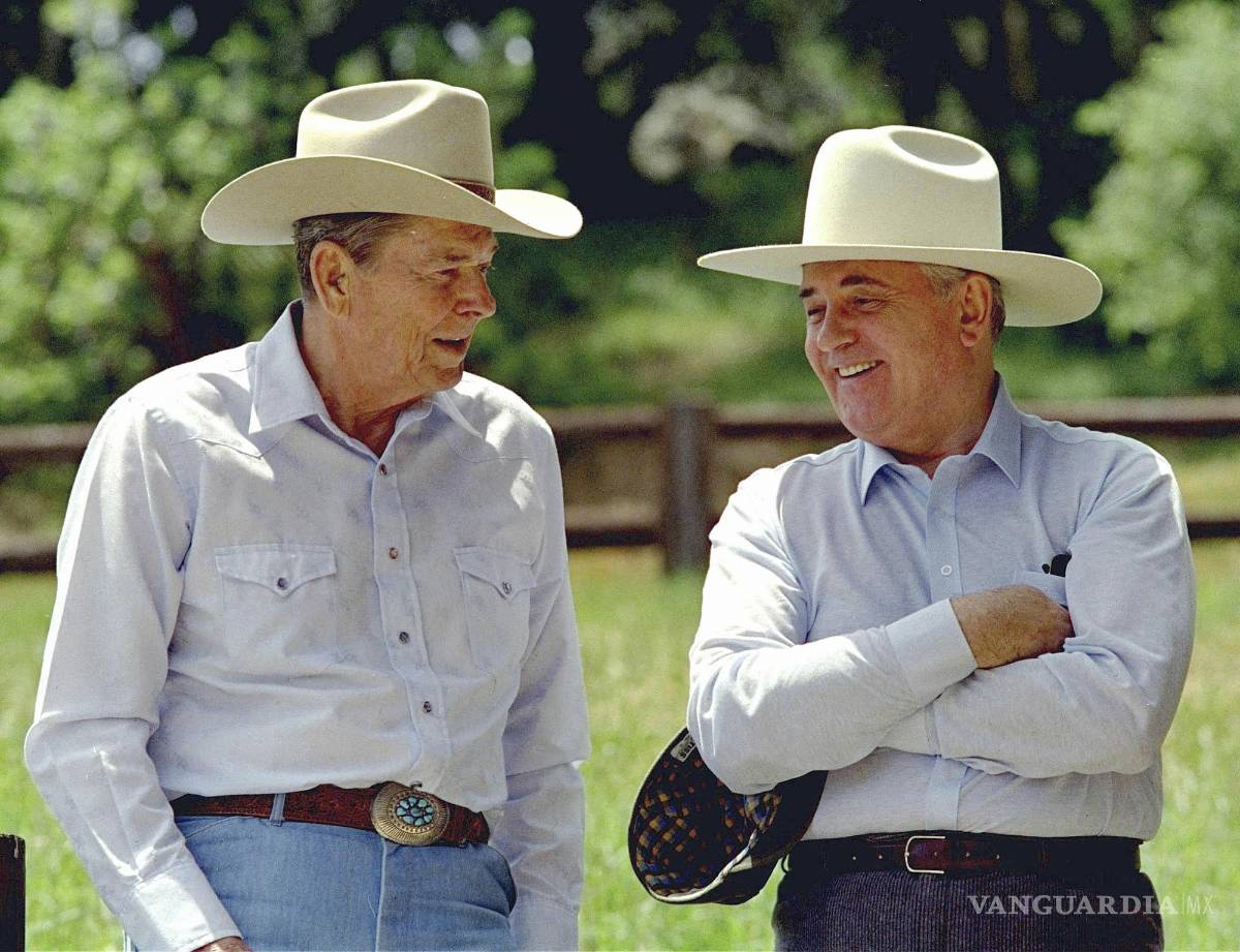 $!El expresidente Ronald Reagan y el expresidente soviético Mikhail Gorbachev en el Rancho del Cielo de Reagan, Santa Bárbara, California, el 2 de mayo de 1992.