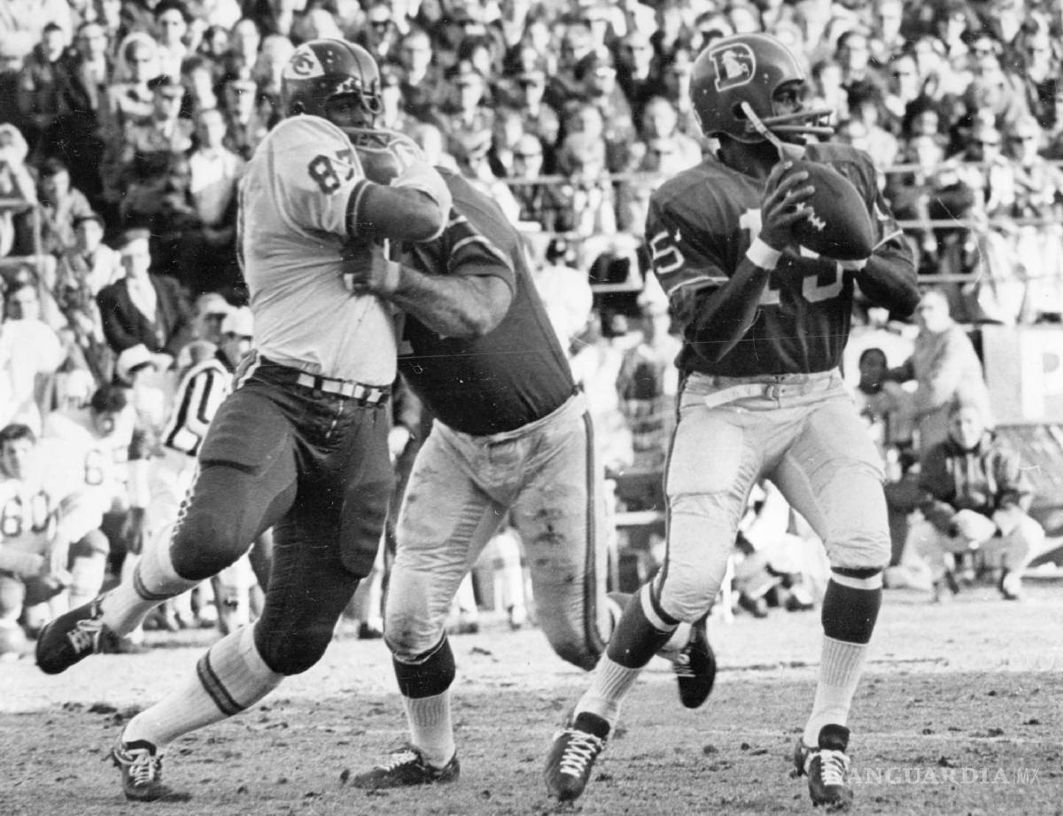 $!El mariscal de campo de Denver, Marlin Briscoe, en un partido de fútbol americano de la NFL contra los Kansas City Chiefs en Denver, el 14 de diciembre de 1968.