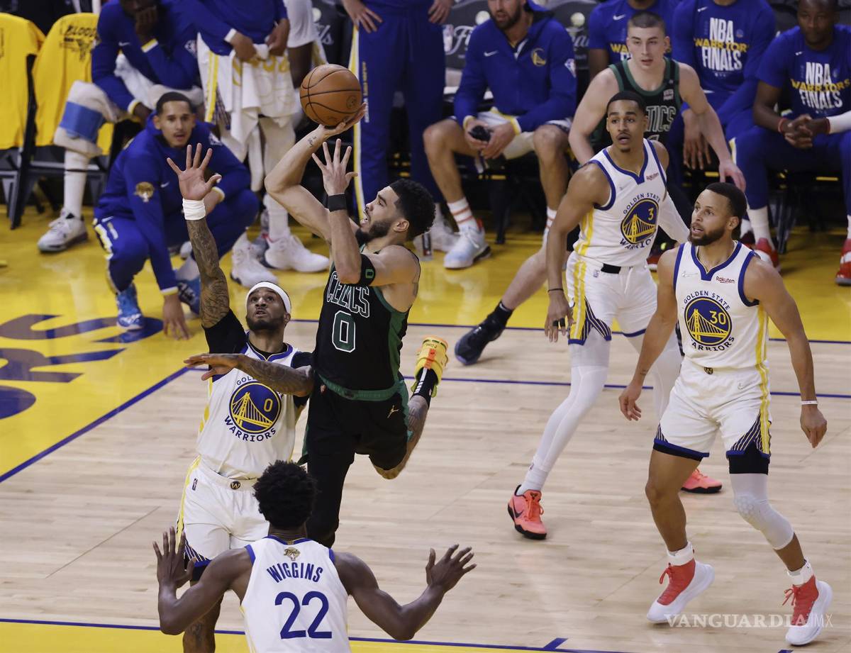 $!El alero de los Boston Celtics, Jayson Tatum (c), busca lanzar un tiro más allá del alero defensor de los Golden State Warriors, Juan Toscano-Anderson (c-l).