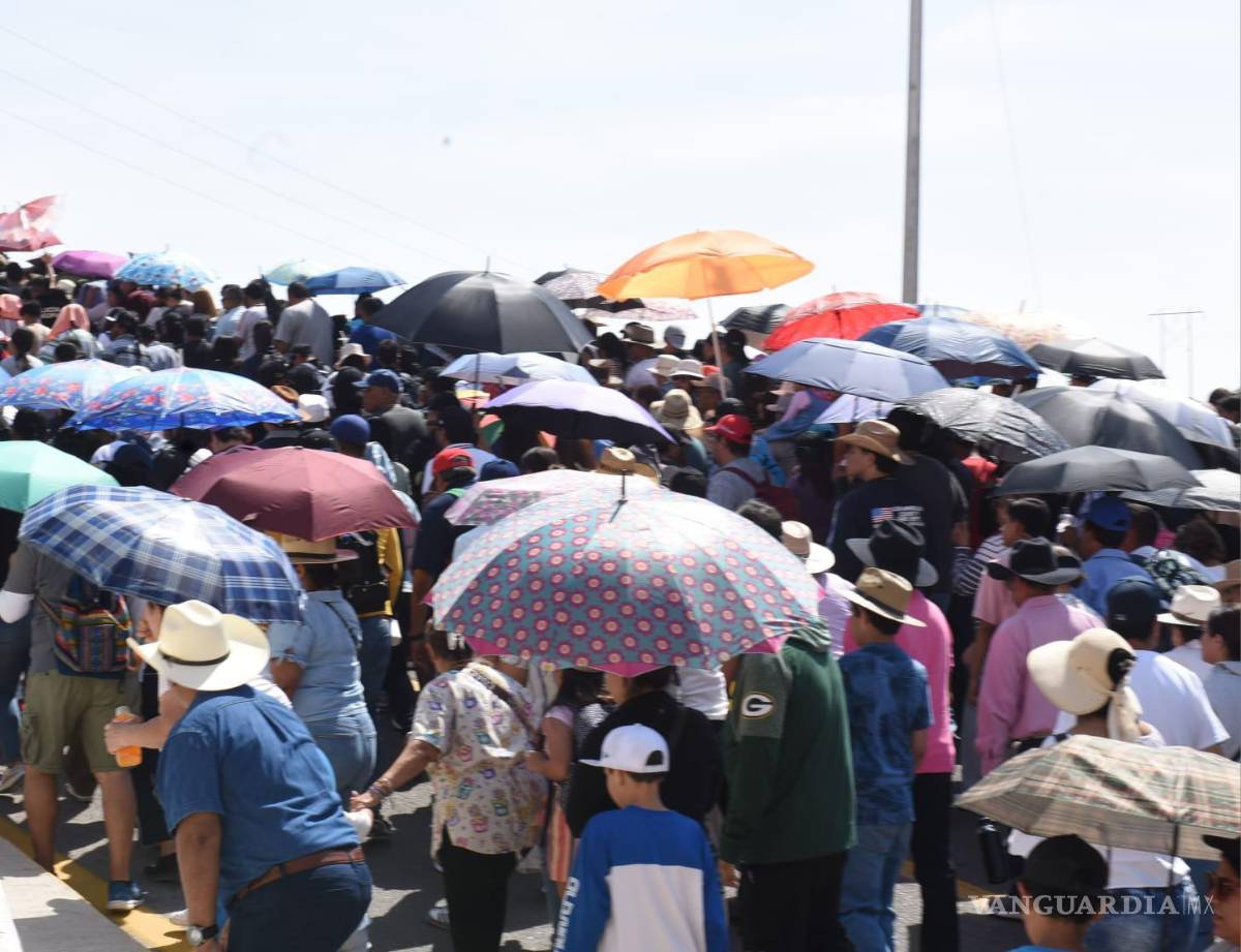 $!Devotos caminaron descalzos o con mandas hasta la cima del cerro, cubriéndose del sol con sombrillas y gorras.