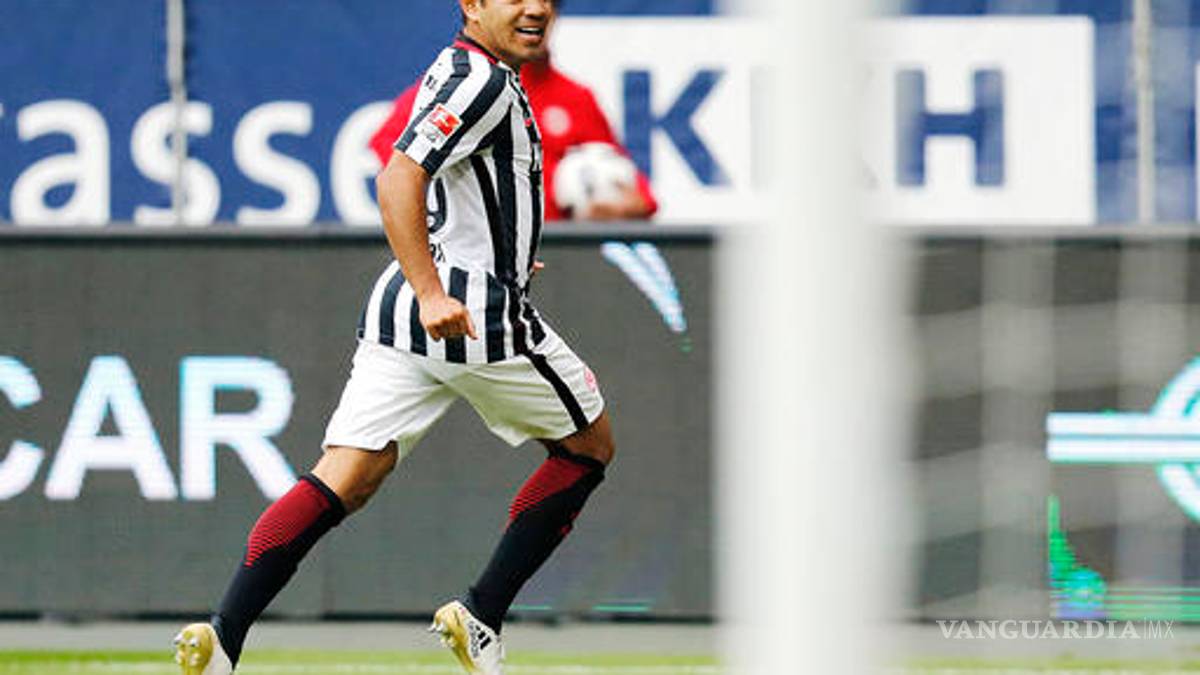 Marco Fabián le da un punto a su equipo a la 'Chicharito'