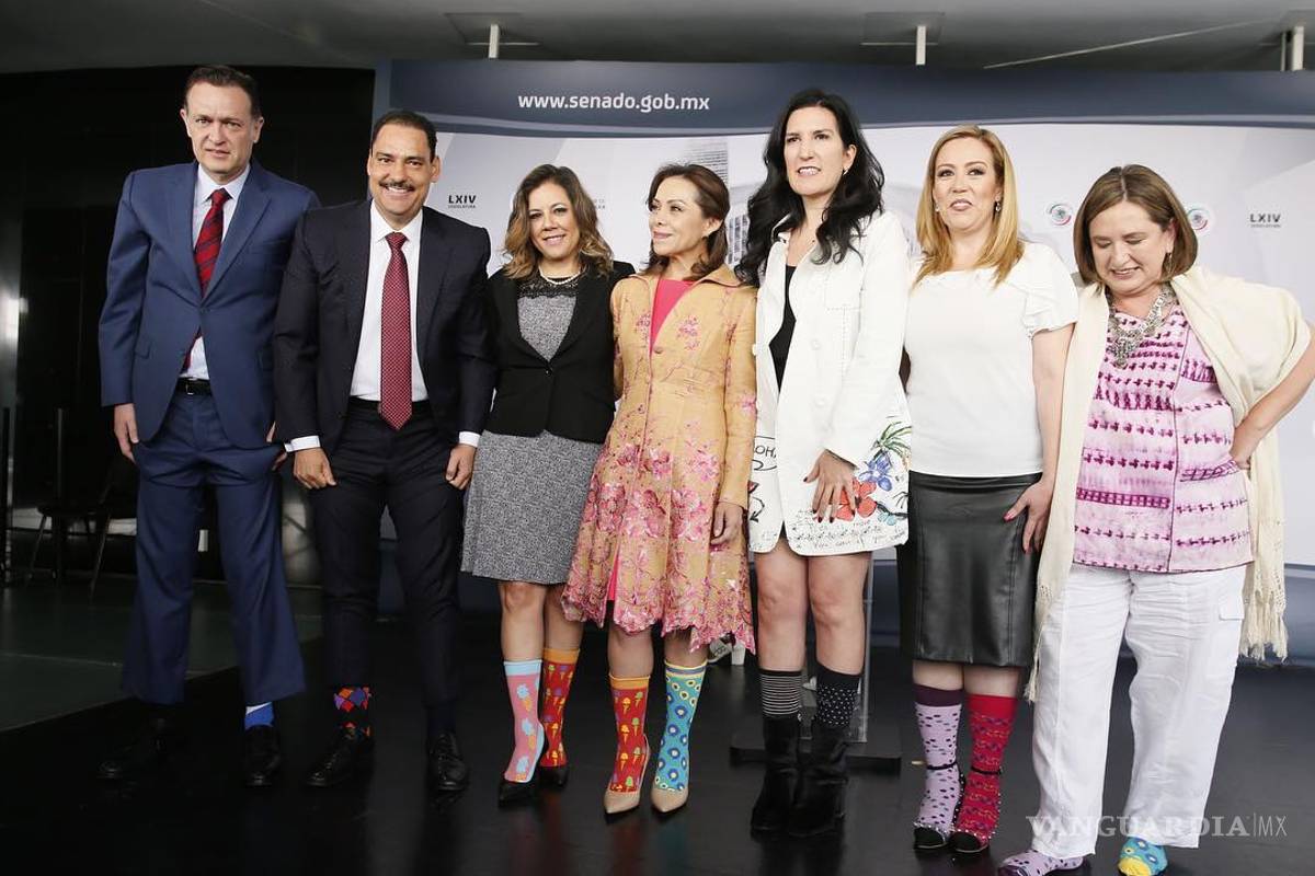 Senadores usan calcetines disparejos por el Día del Síndrome de Down