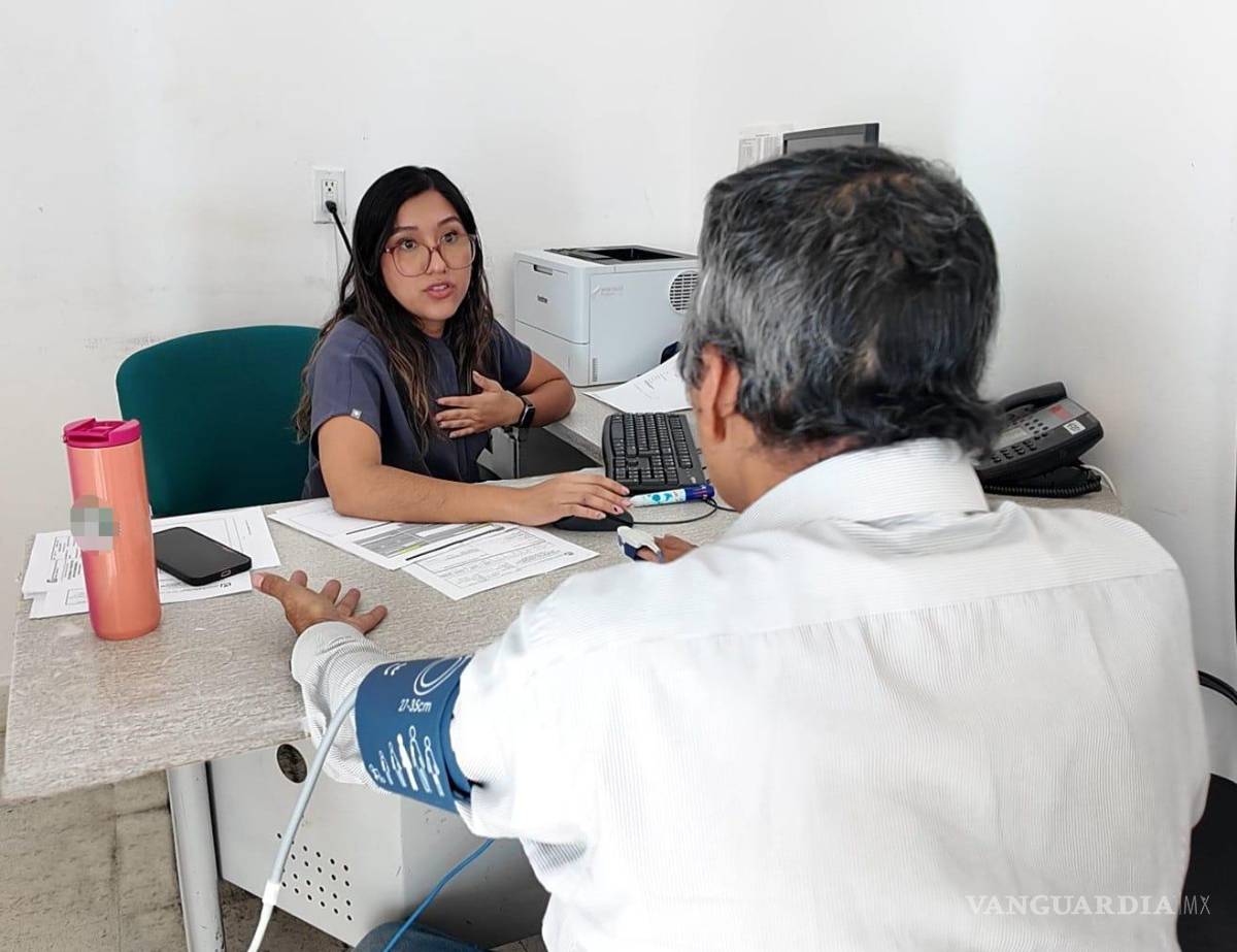 $!La comunicación con el derechohabiente y la revisión de signos vitales forman parte de la valoración previa a una intervención quirúrgica.