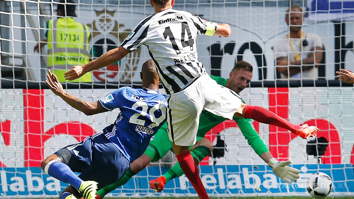 Fabián ve desde la banca el triunfo de su equipo en la Bundesliga