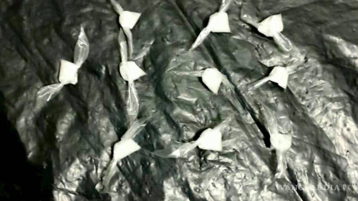 Cae joven que se hacía pasar por policía y vestía chaleco con la leyenda “Operaciones especiales”, en NL