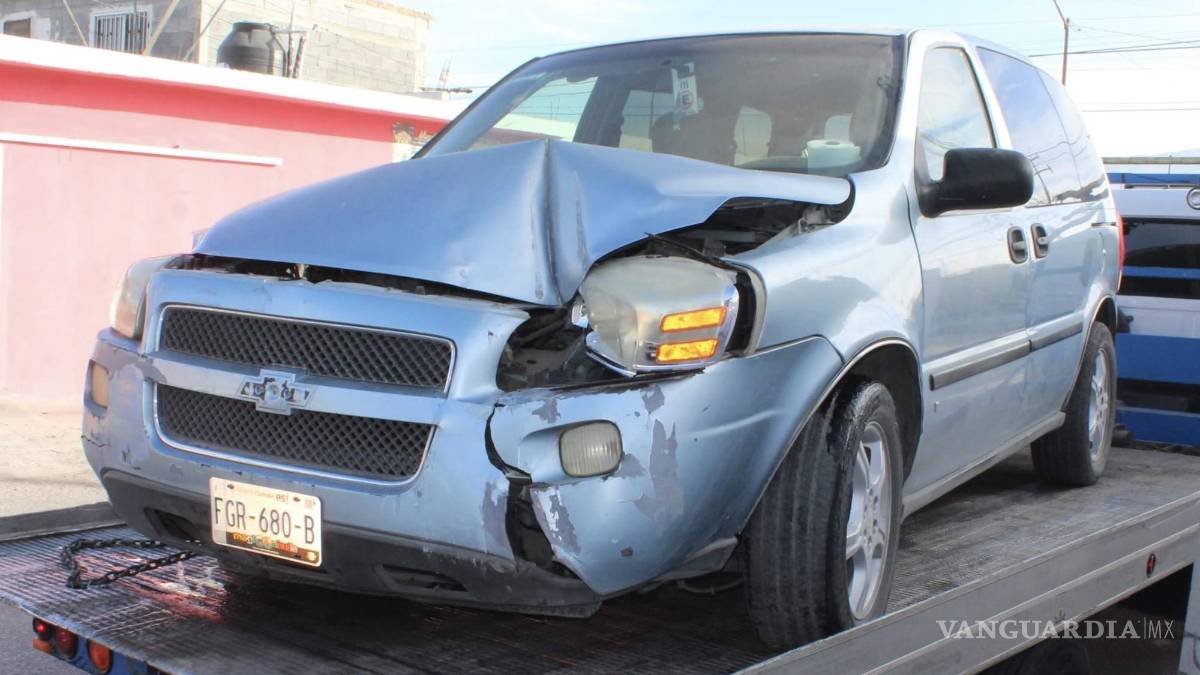 Madre pierde el control de su vehículo y choca contra ‘tiendita’ en Saltillo