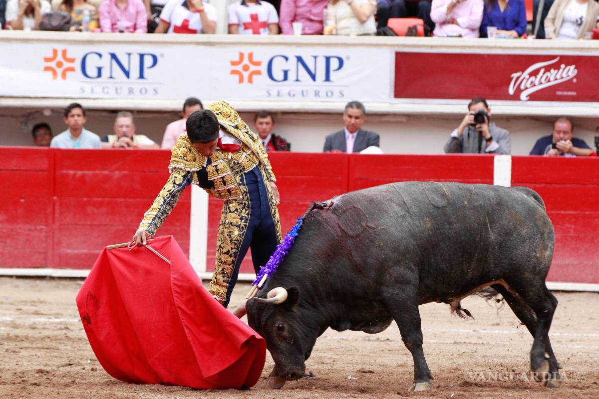 Dan aparatosa cornada a torero en SLP