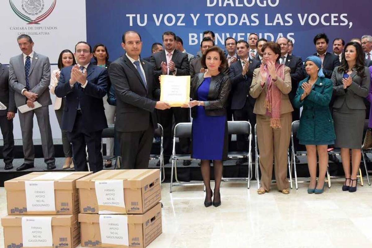 PAN entrega 120 mil firmas en San Lázaro contra ‘gasolinazo’