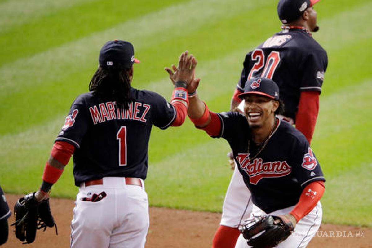 Indios 'despluman' a los Azulejos y se ponen 1-0 en la Serie de Campeonato de la Americana