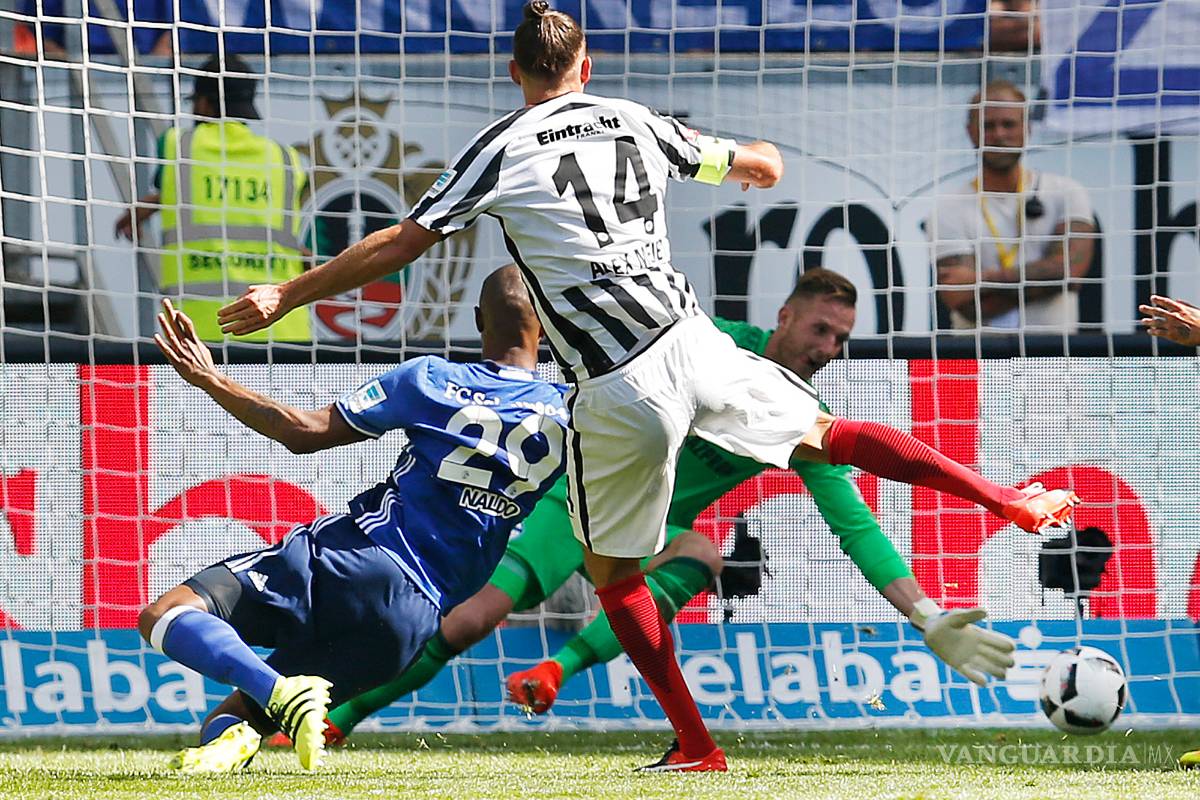 Fabián ve desde la banca el triunfo de su equipo en la Bundesliga