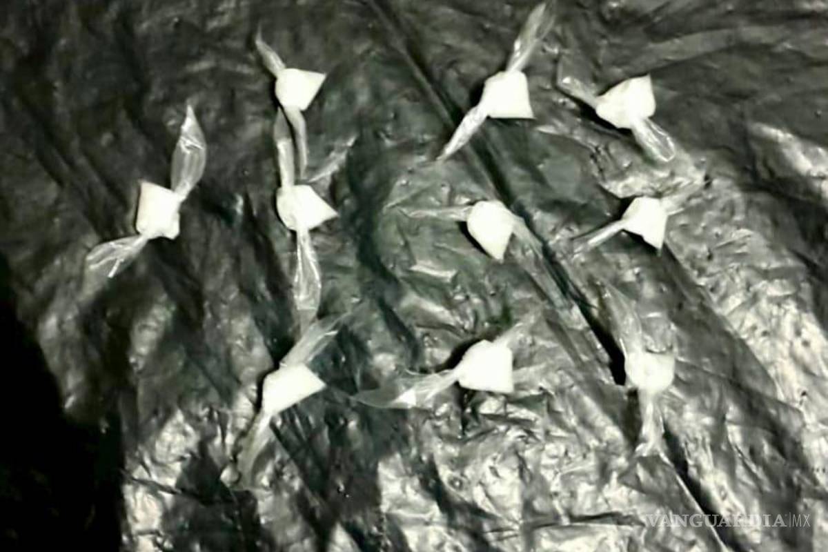 Cae joven que se hacía pasar por policía y vestía chaleco con la leyenda “Operaciones especiales”, en NL