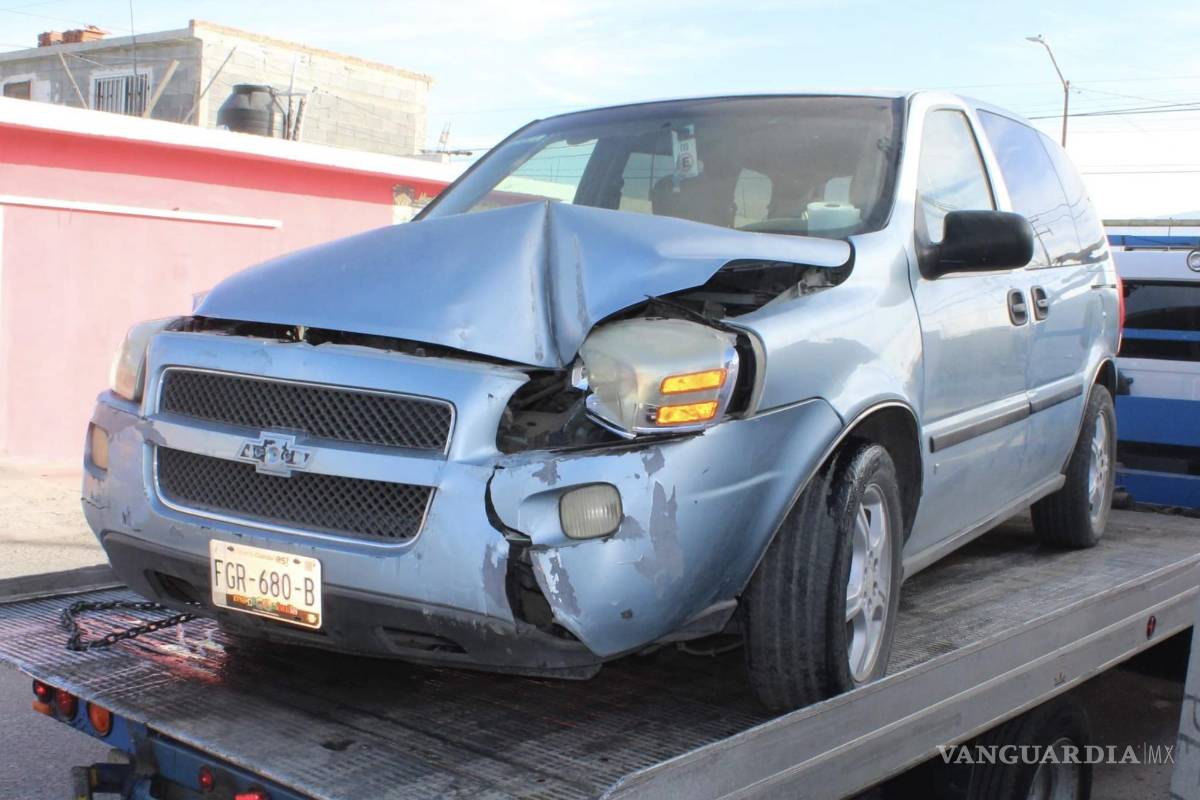 Madre pierde el control de su vehículo y choca contra ‘tiendita’ en Saltillo