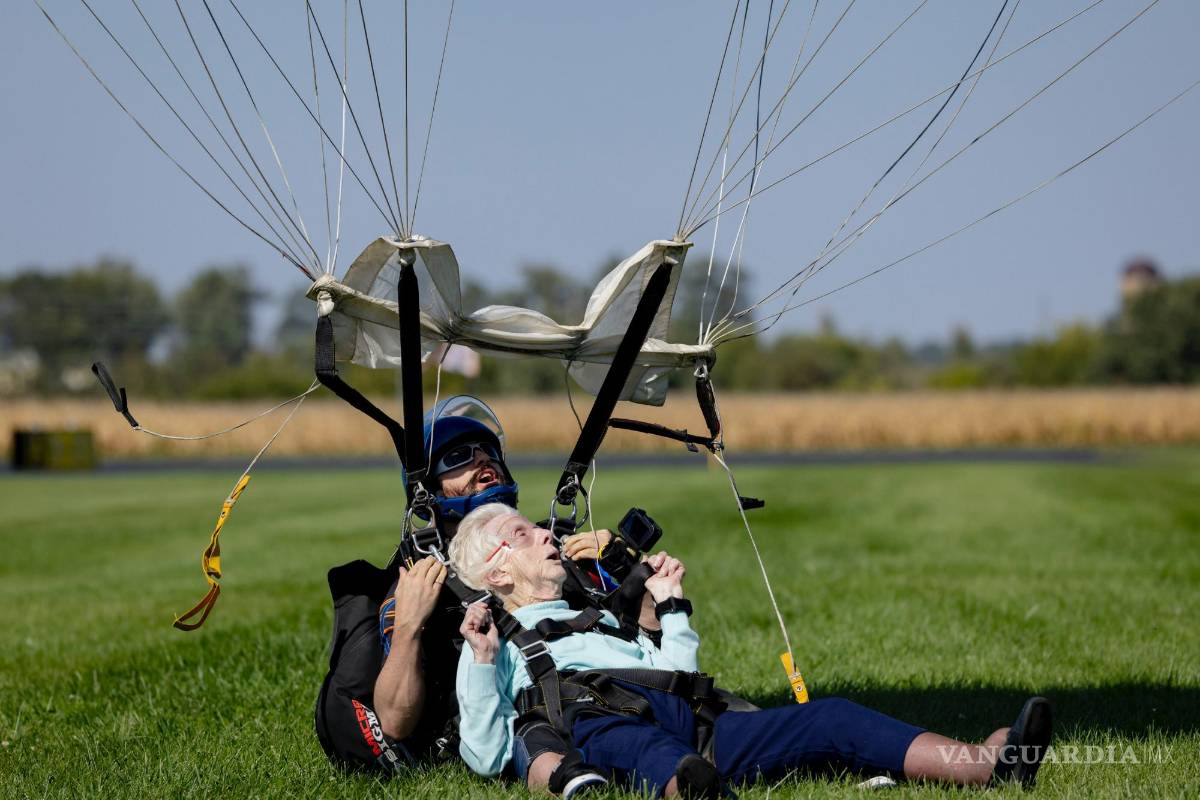 $!Dorothy Hoffner, de 104 años, llega para aterrizar y se convierte en la persona de mayor edad del mundo en saltar en paracaídas.