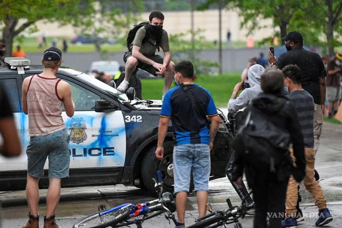 $!Violentas protestas y saqueos en Minneapolis por la muerte de George Floyd por abuso policial (fotos)