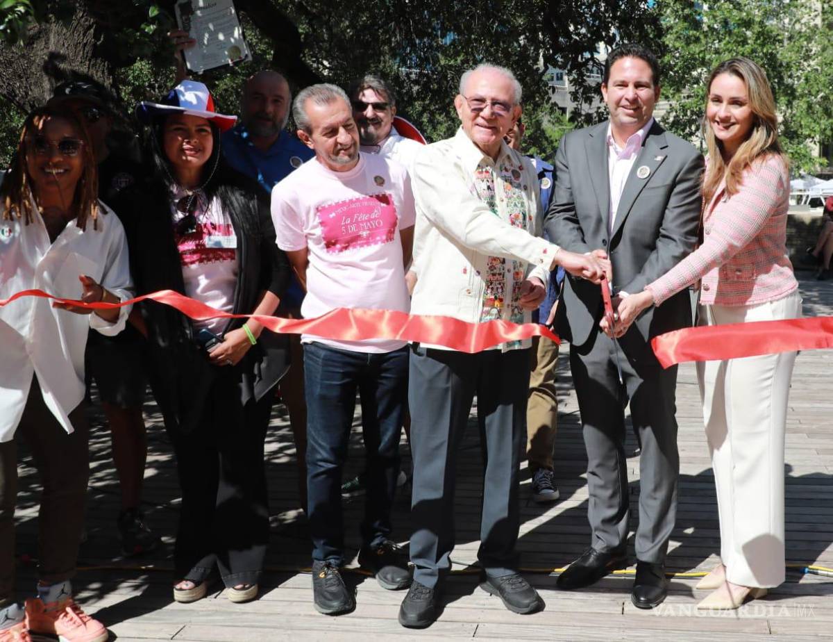 $!Javier Díaz y su esposa Luly López Naranjo encabezaron la ceremonia conmemorativa del 5 de mayo junto al Cónsul General de México en Austin y representantes del Consulado de Francia.